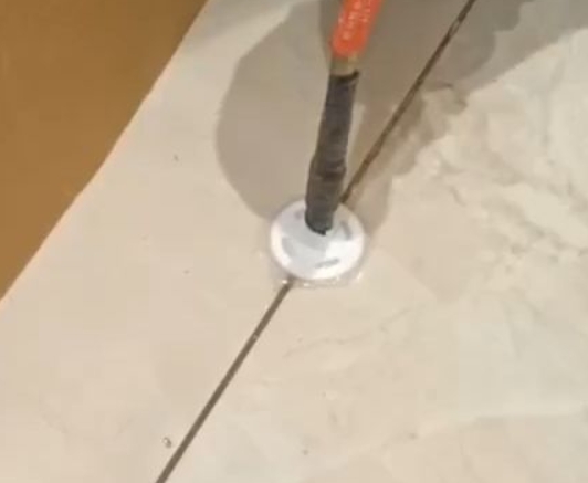 巢湖瓷砖空鼓维修公司专业解答瓷砖在铺贴过程中，如果没有涂抹均匀到位的粘结材料（如水泥砂浆或瓷砖胶），可能会导致以下问题