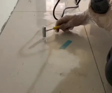 巢湖瓷砖开裂维修公司专业分享瓷砖在铺贴前如果没有沥干水分，将会导致以下问题